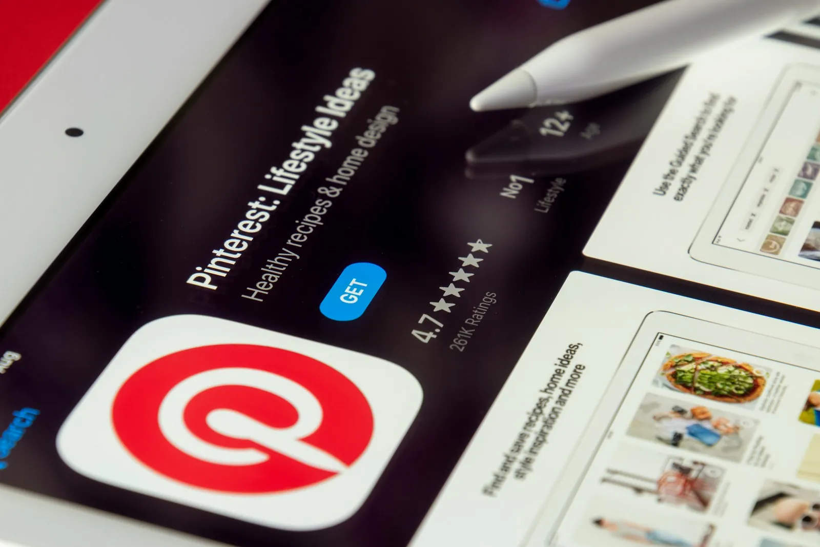 Een tablet die het downloadscherm voor de Pinterest-app toont in een app store.