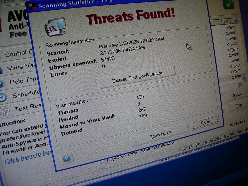 Computerbeeldscherm toont een virus scan resultaat met verschillende bedreigingen gevonden