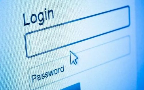 Close-up van een computerbeeldscherm met een inlogveld en een wachtwoordveld.