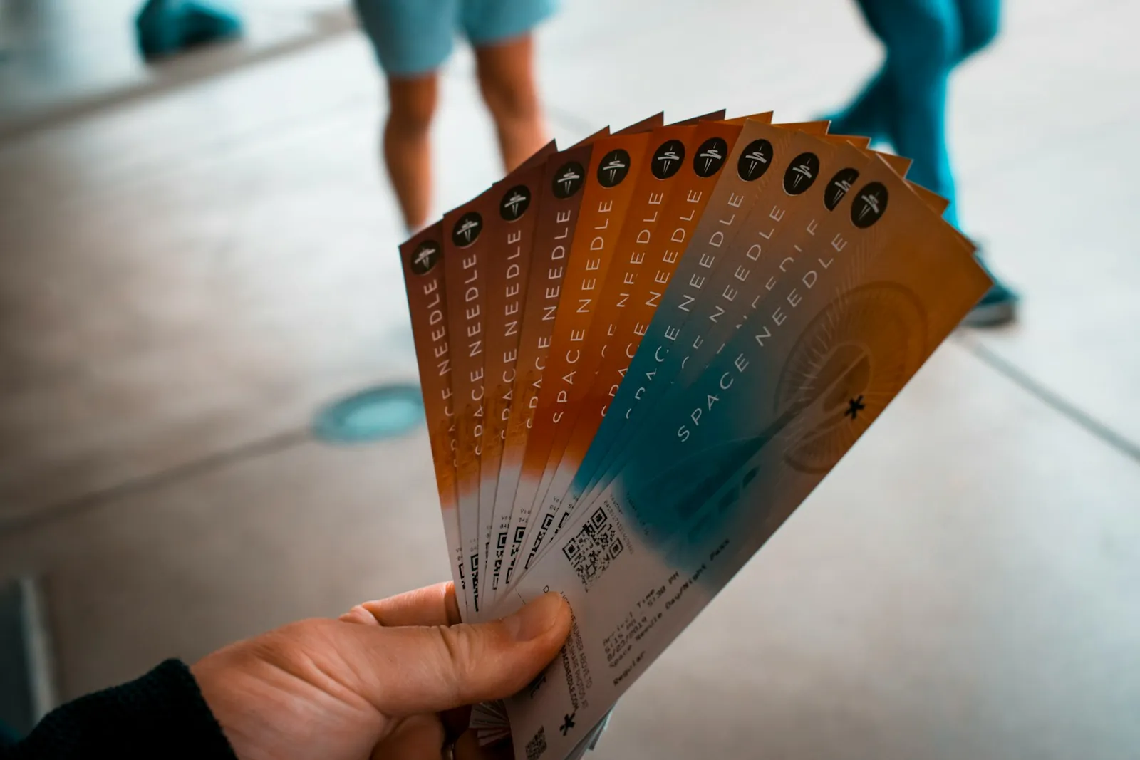 Hand met tickets voor de Space Needle, een toeristische attractie.