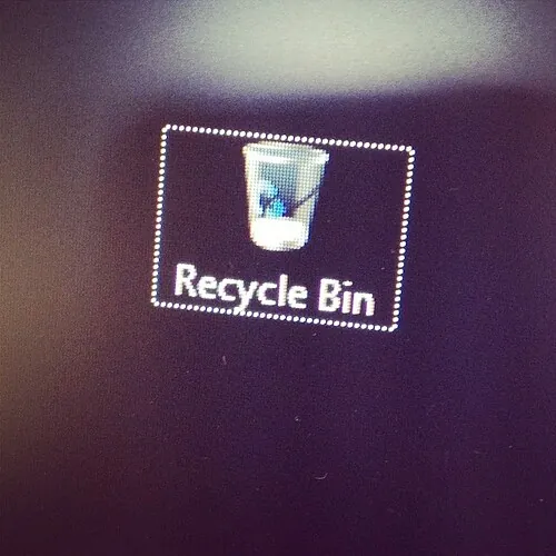 Close-up van het Recycle Bin-icoon op een computerbureaublad.