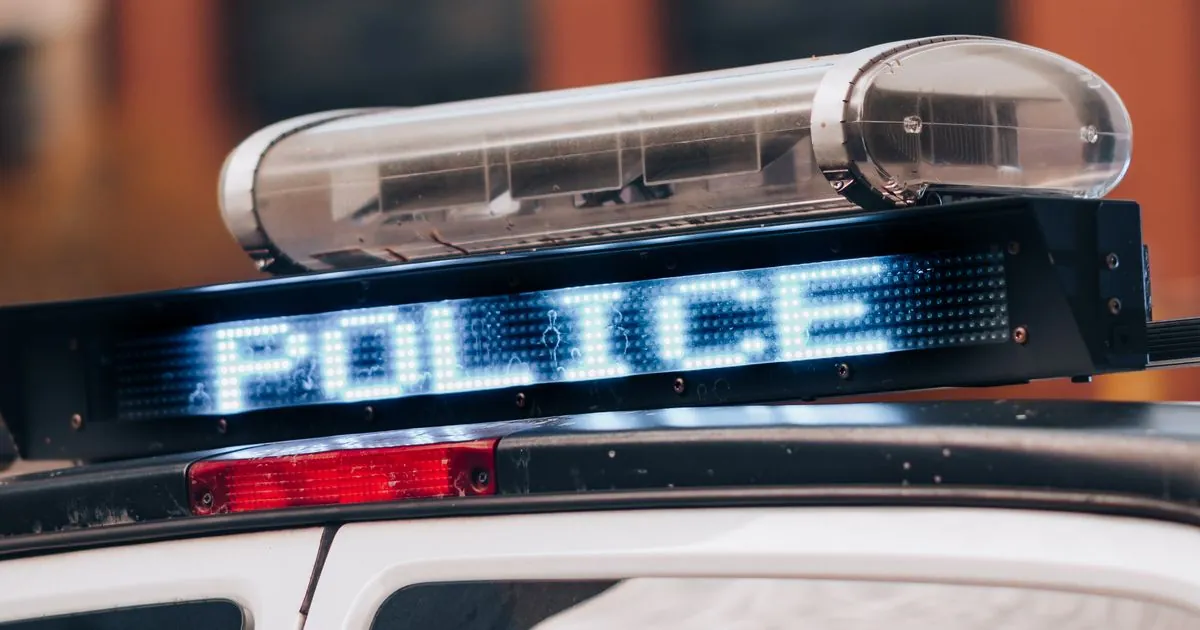 Lichtbalk van een politieauto met het woord POLICE